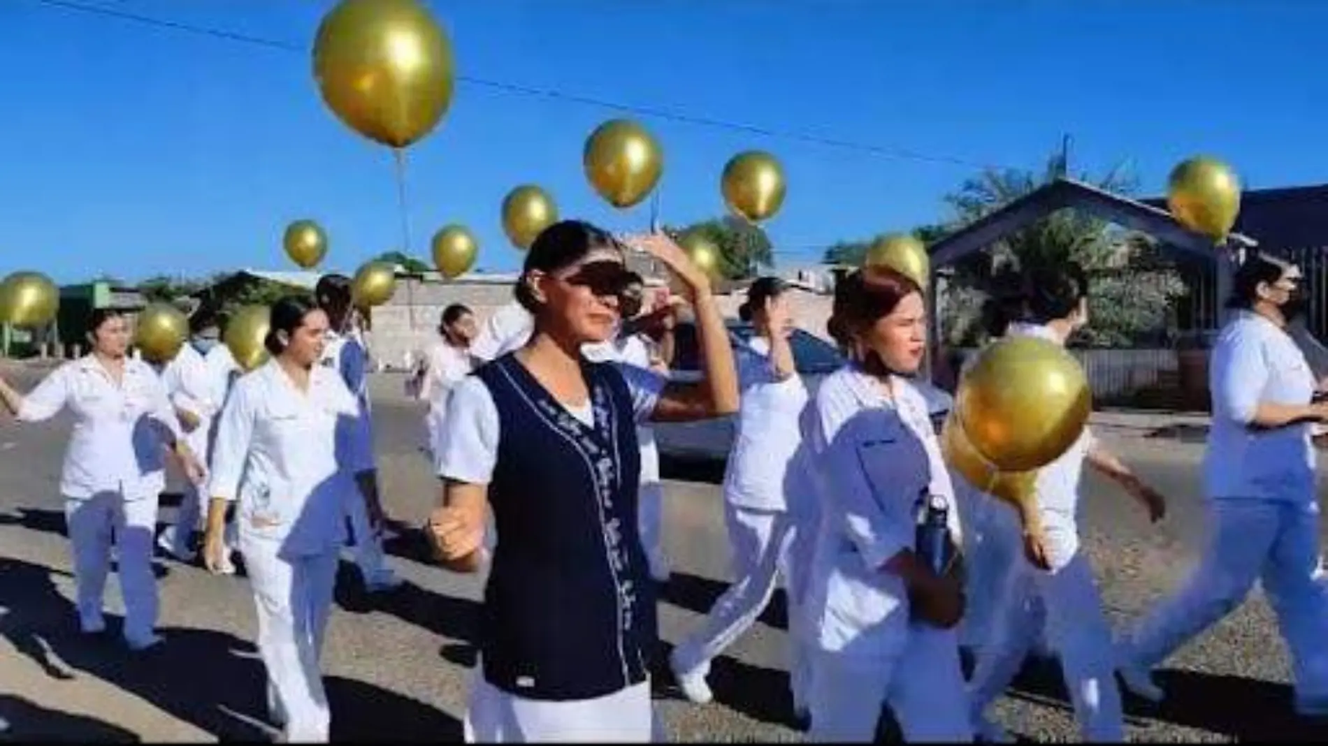 Trabajadores del Centro de Salud y alumnos de la UES participaron en una caminata para conmemorar el “Mes de la concientización del cáncer infantil”